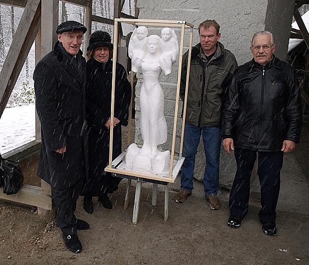 Vasakult: skulptorid Riho ja Ilme Kuld, teisel pool maketti kiviraidur Margus Kurvits ja idee autor Hans Sissas (foto: Eesti Elu)