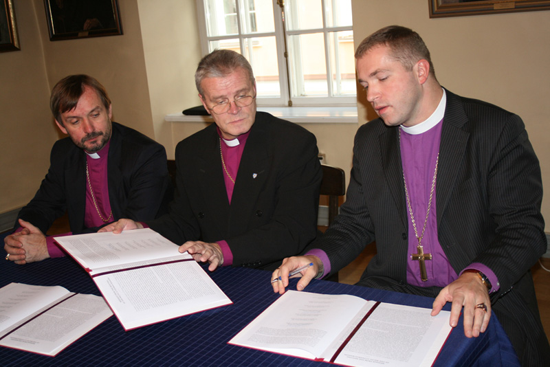 Peapiiskopid Vanags ja Põder ning piiskop Sabutis (foto: EELK)