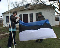 Katkend filmist. Tiina Rekand heiskab Eesti tare ees lipu. Foto: HTM