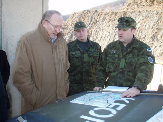 ESTRIF-2 rühmaülem ltn Marek Susi tutvustab kaitseministrile rühma vastutusala (foto: Kaitseliit)