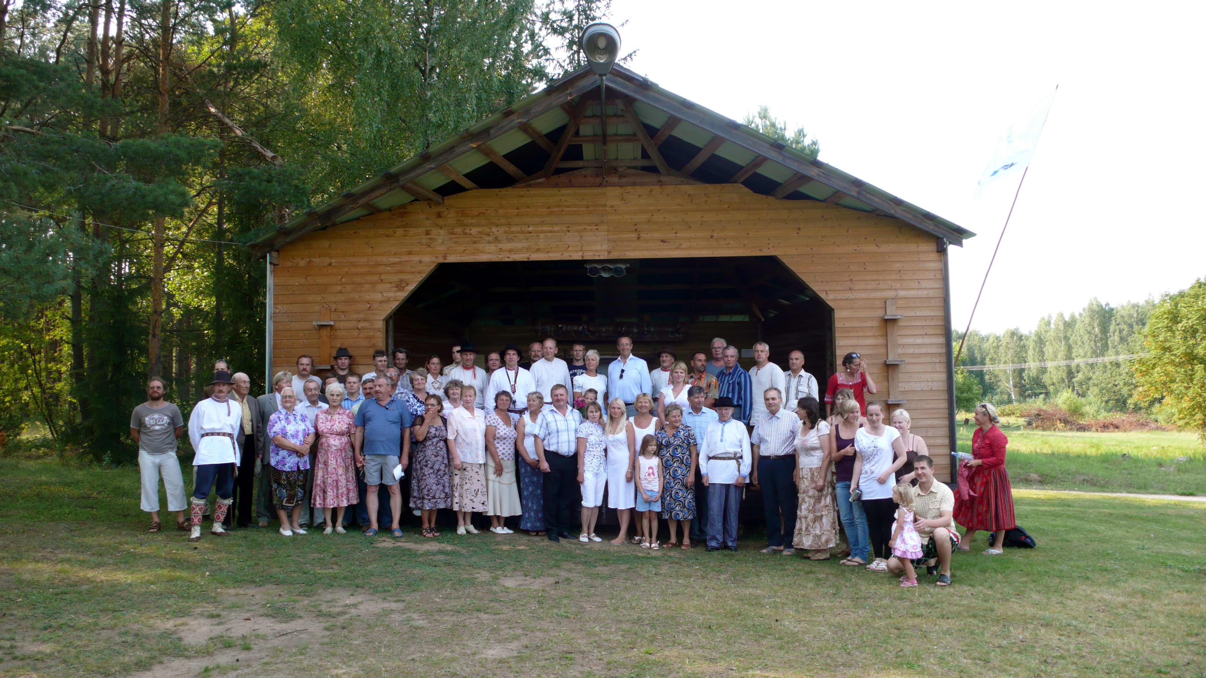 Fotol: president Ilves Setomaa külavanemate ja kohalikega Lobotka külas