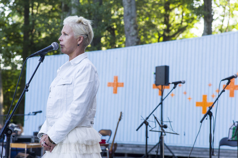 Evelin Ilves Kärdla laululaval festivali avamas (foto: Toomas Kokovkin)